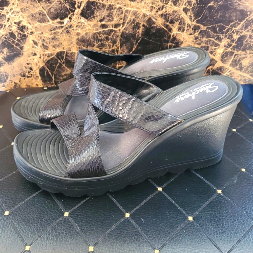 Sketches Memory Foam sz 8 black reptile print 3 in wedge rubber heels